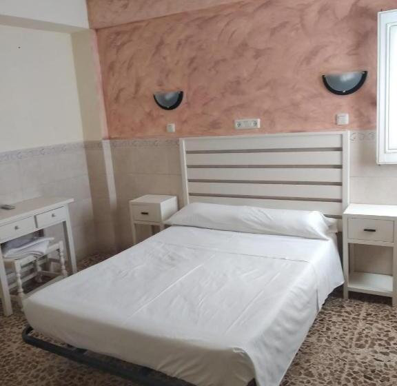 חדר בסיסי לשלושה, Pensión Juan Pedro