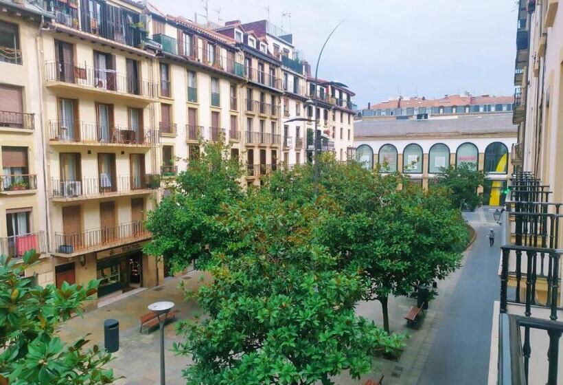 غرفة قياسية مزوَّدة بشُرفة, Pensión Sarriegi