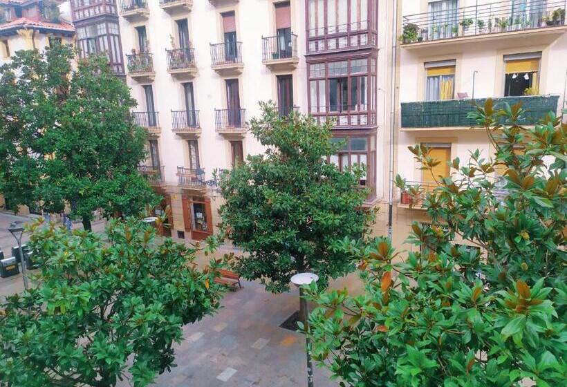 غرفة قياسية مزوَّدة بشُرفة, Pensión Sarriegi