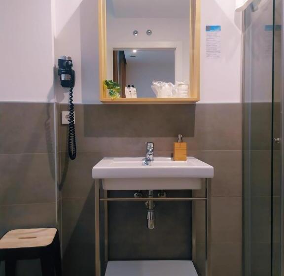 غرفة قياسية مزوَّدة بشُرفة, Pensión Sarriegi