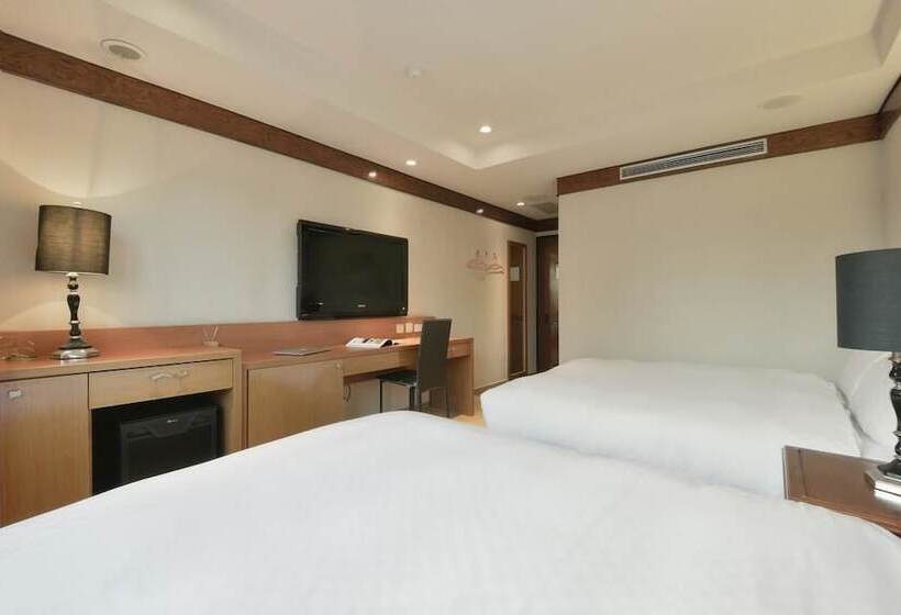 اتاق استاندارد چهار تخته, The Rivero