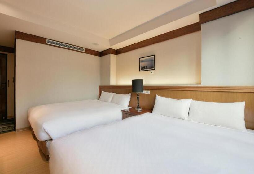 اتاق استاندارد چهار تخته, The Rivero