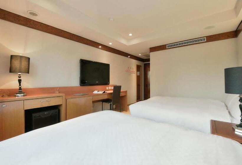 اتاق استاندارد چهار تخته, The Rivero