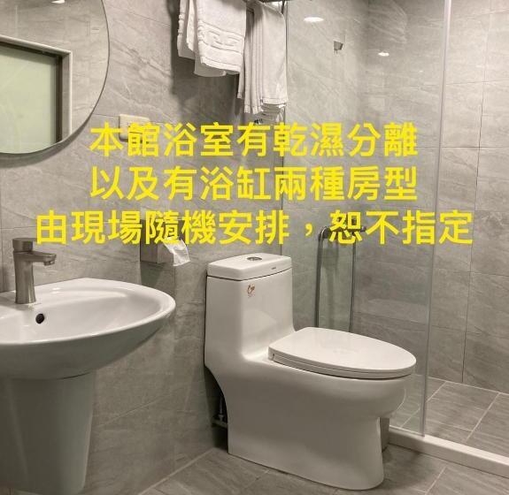 اتاق استاندارد چهار تخته, The Rivero