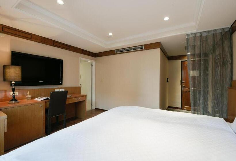 اتاق اکونومی یک تخته, The Rivero