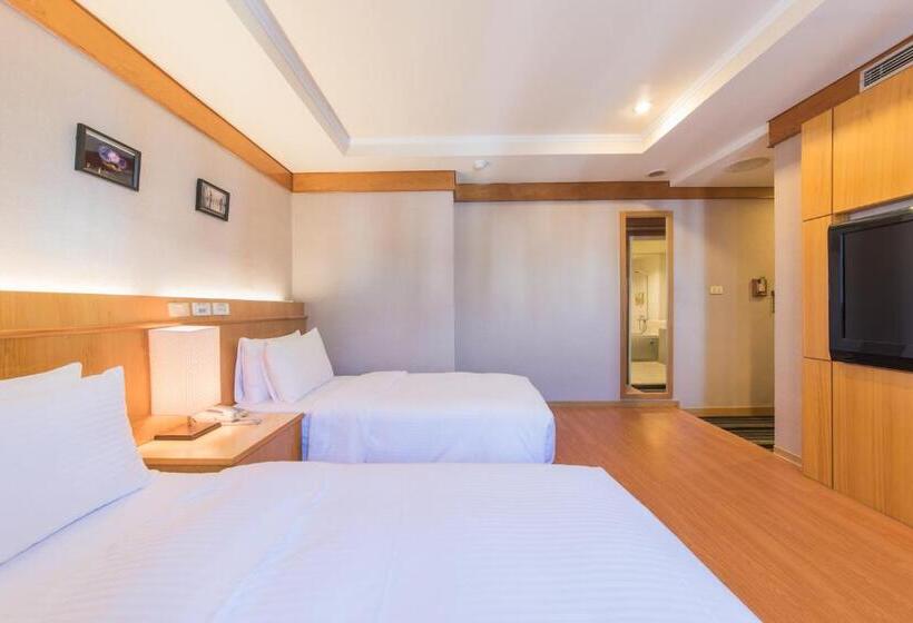 اتاق اکونومی یک تخته, The Rivero