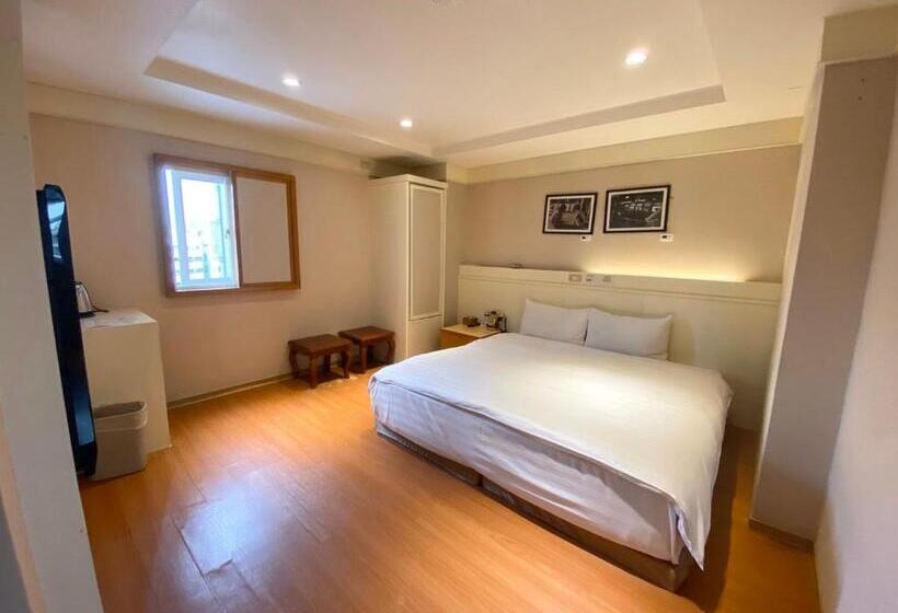 اتاق اکونومی, The Rivero