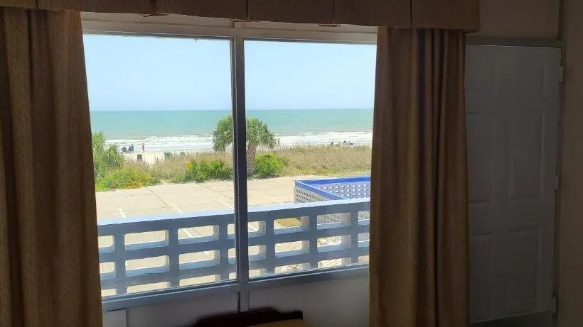 オーシャンビュースタンダードルームバルコニー付き, Oceanfront Twilight Surf