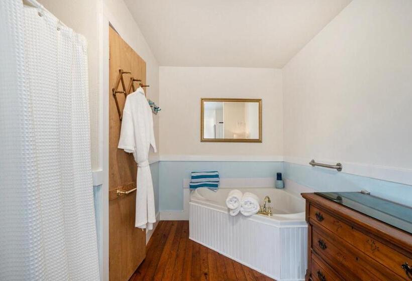 جناح جونيور, Waters View Inn