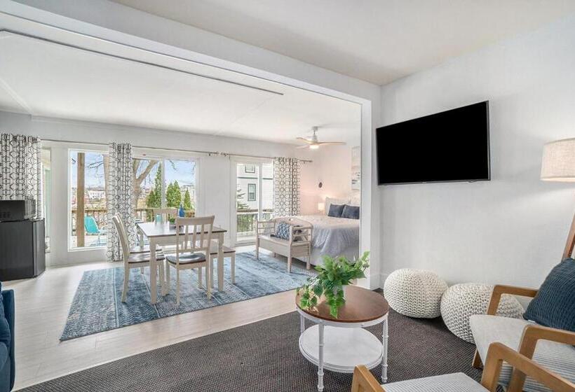 شقة غرفة واحدة, Waters View Inn