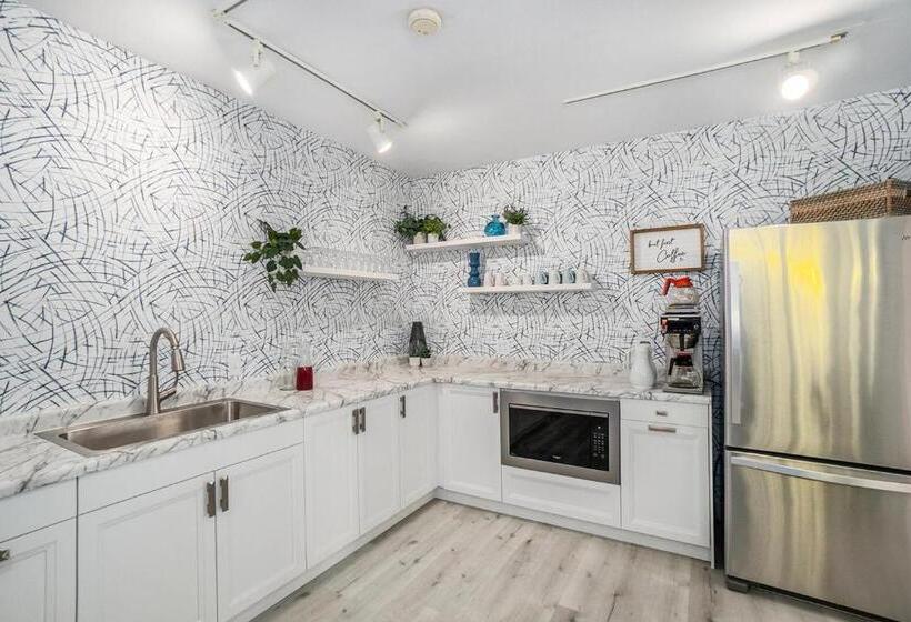 شقة غرفة واحدة, Waters View Inn