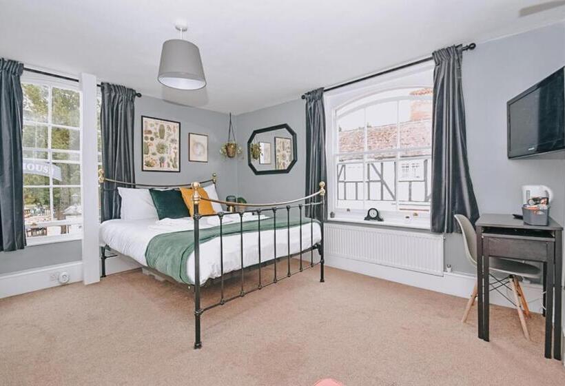 غرفة ديلوكس, The Town Arms