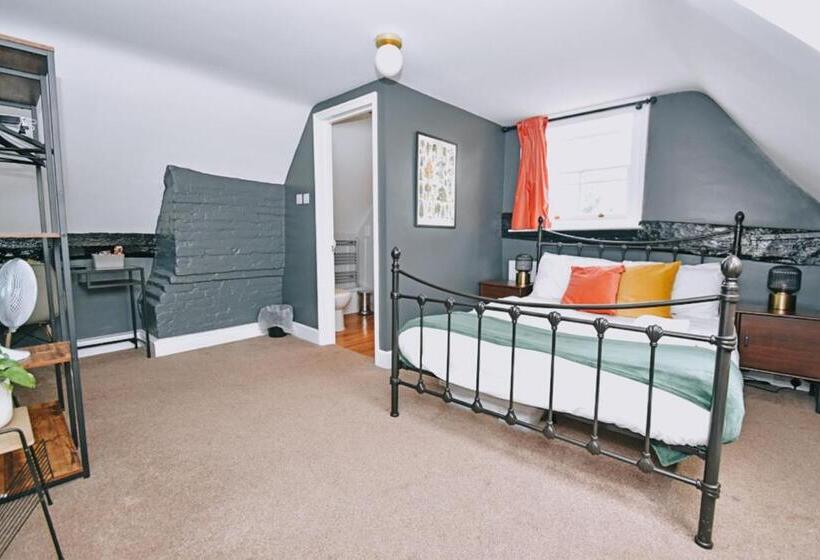 غرفة قياسية, The Town Arms