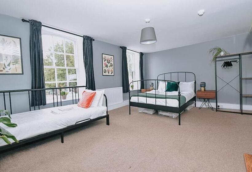 غرفة ديلوكس رباعية, The Town Arms