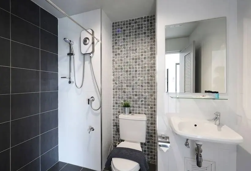 اتاق خانوادگی, Sukh Serviced Apartment