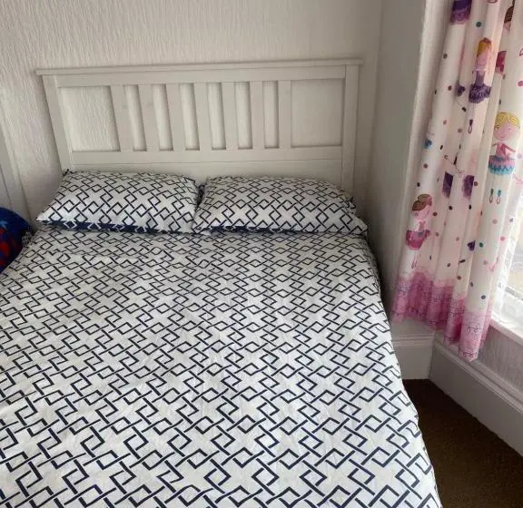 Perhehuone, Barbie Guest House , On Ground Floor A 2 Bedroom Garden Apartment With Private Car Space , Opposite