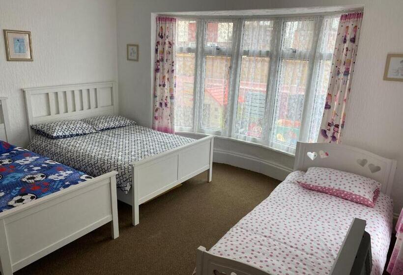 חדר משפחתי, Barbie House ,opposite The Beach & Pier ,2 Ground Floor Apartments Each With Private Car Space & Gar