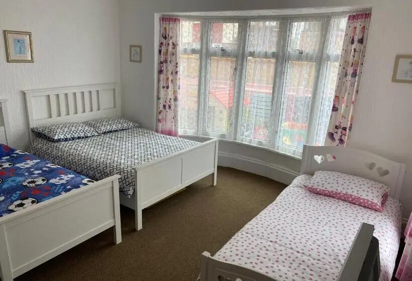 Perhehuone, Barbie Guest House , On Ground Floor A 2 Bedroom Garden Apartment With Private Car Space , Opposite