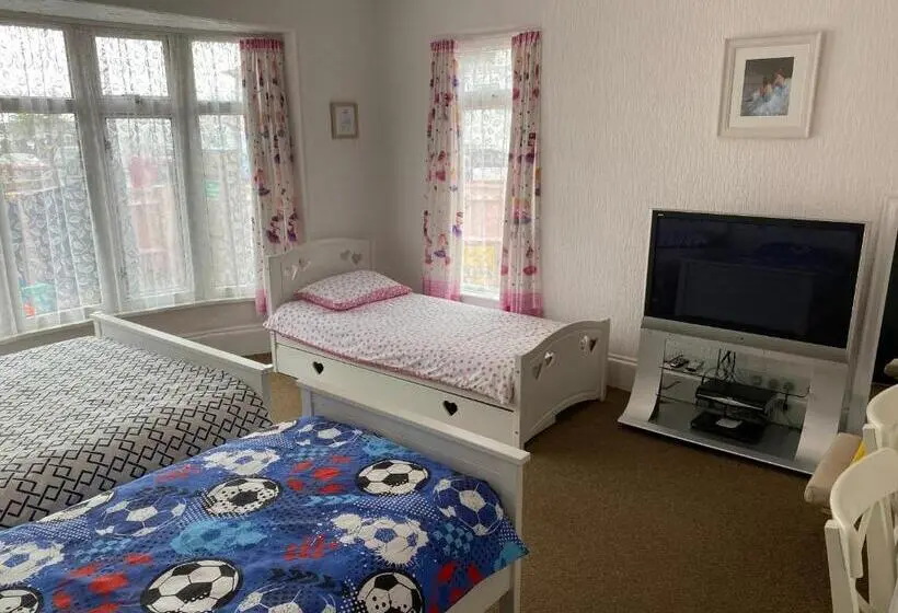 Perhehuone, Barbie Guest House , On Ground Floor A 2 Bedroom Garden Apartment With Private Car Space , Opposite