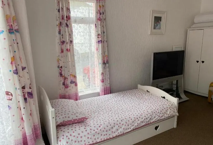 Perhehuone, Barbie Guest House , On Ground Floor A 2 Bedroom Garden Apartment With Private Car Space , Opposite