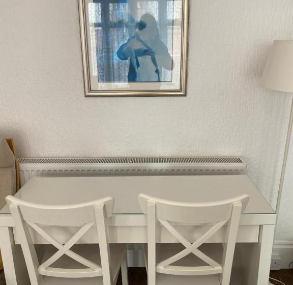 חדר משפחתי, Barbie House ,opposite The Beach & Pier ,2 Ground Floor Apartments Each With Private Car Space & Gar