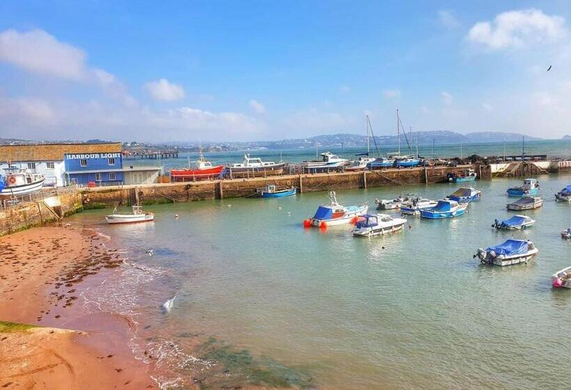 ファミリールーム, Barbie House ,opposite The Beach & Pier ,2 Ground Floor Apartments Each With Private Car Space & Gar