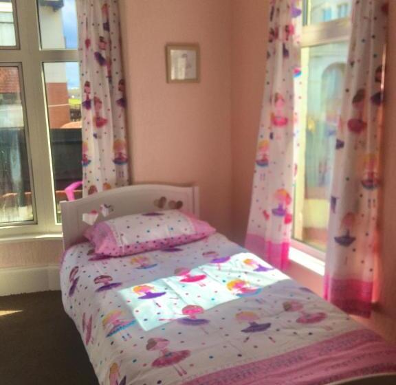 ファミリールーム, Barbie House ,opposite The Beach & Pier ,2 Ground Floor Apartments Each With Private Car Space & Gar