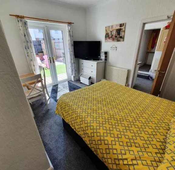 Huoneisto 2 Makuuhuonetta, Barbie Guest House , On Ground Floor A 2 Bedroom Garden Apartment With Private Car Space , Opposite