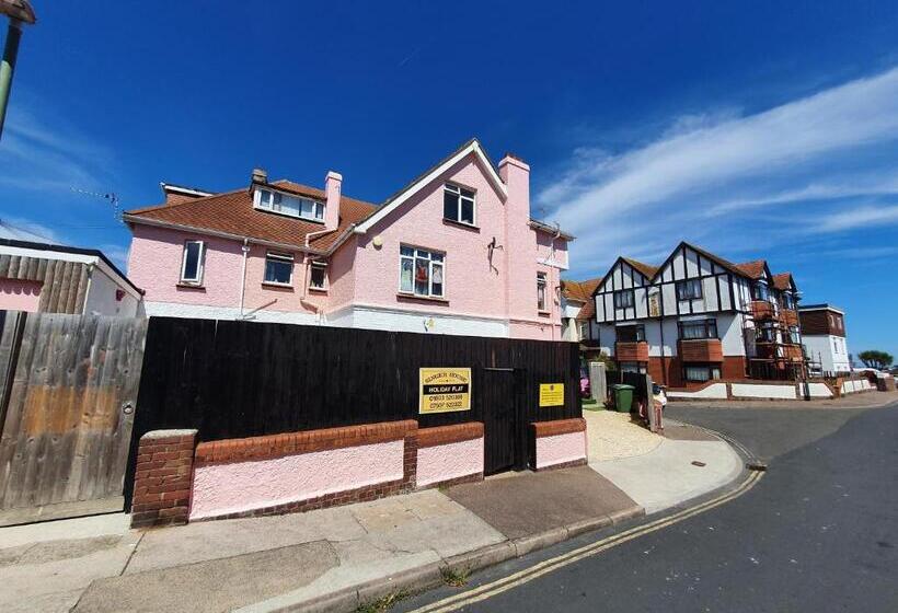 דירת שני חדרים, Barbie House ,opposite The Beach & Pier ,2 Ground Floor Apartments Each With Private Car Space & Gar