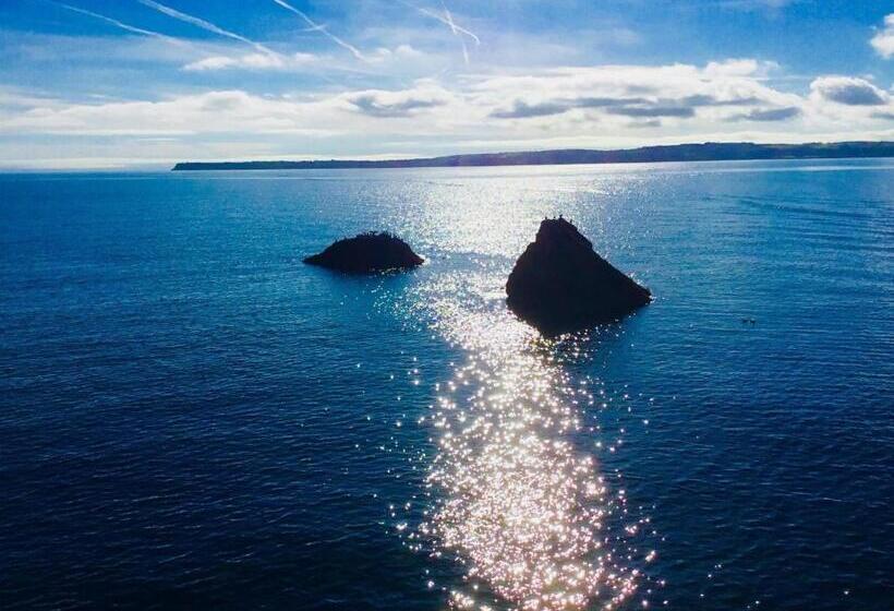 ２ベッドルームアパートメント, Barbie House ,opposite The Beach & Pier ,2 Ground Floor Apartments Each With Private Car Space & Gar