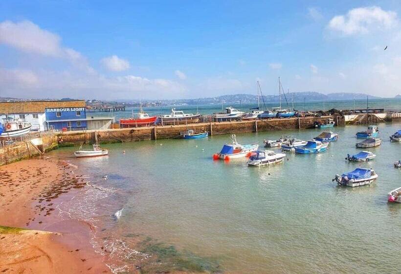 ２ベッドルームアパートメント, Barbie House ,opposite The Beach & Pier ,2 Ground Floor Apartments Each With Private Car Space & Gar