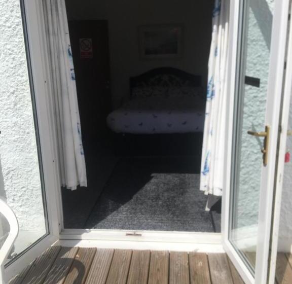 דירת שני חדרים, Barbie House ,opposite The Beach & Pier ,2 Ground Floor Apartments Each With Private Car Space & Gar