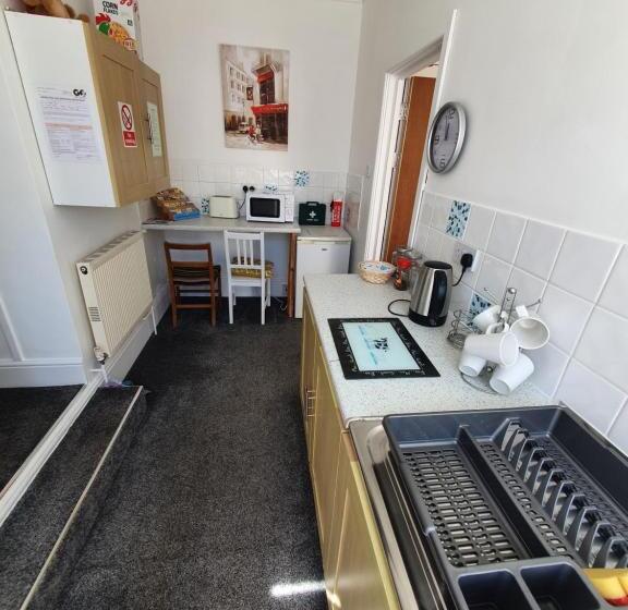 ２ベッドルームアパートメント, Barbie House ,opposite The Beach & Pier ,2 Ground Floor Apartments Each With Private Car Space & Gar