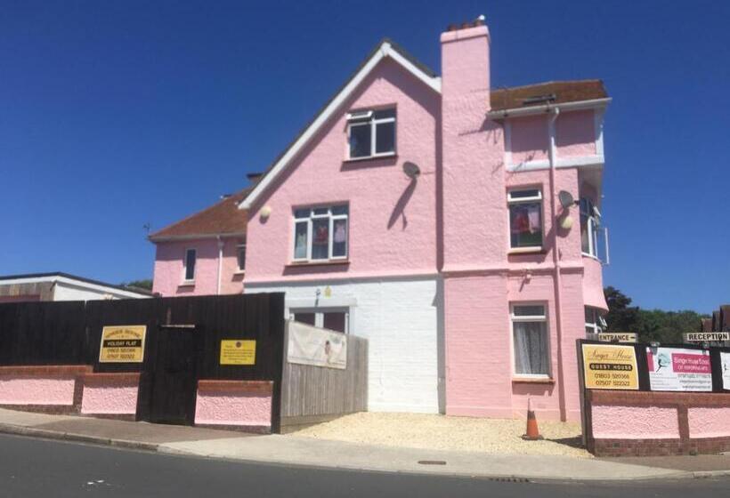 דירת שני חדרים, Barbie House ,opposite The Beach & Pier ,2 Ground Floor Apartments Each With Private Car Space & Gar