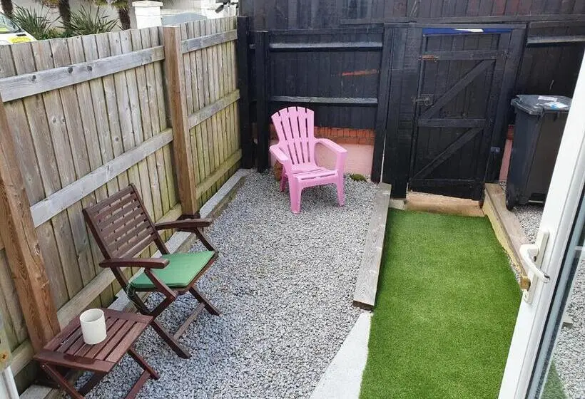 Huoneisto 1 Makuuhuone, Barbie Guest House , On Ground Floor A 2 Bedroom Garden Apartment With Private Car Space , Opposite