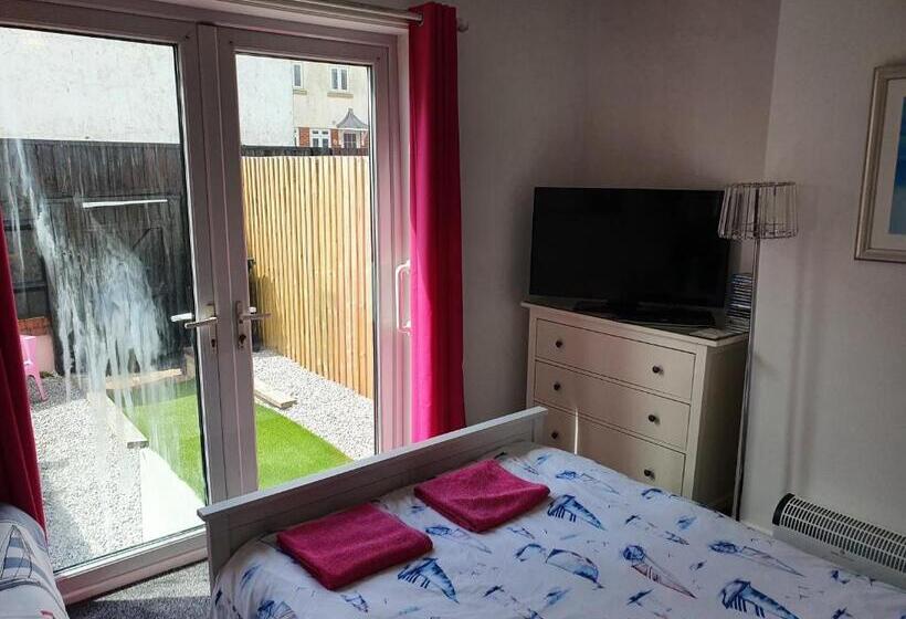 １ベッドルームアパートメント, Barbie House ,opposite The Beach & Pier ,2 Ground Floor Apartments Each With Private Car Space & Gar