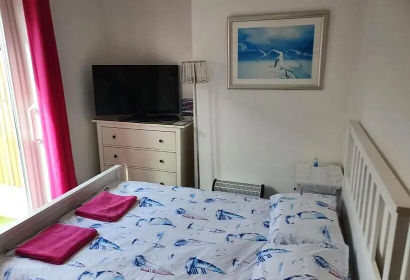Huoneisto 1 Makuuhuone, Barbie Guest House , On Ground Floor A 2 Bedroom Garden Apartment With Private Car Space , Opposite