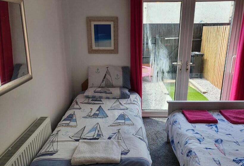 דירת חדר, Barbie House ,opposite The Beach & Pier ,2 Ground Floor Apartments Each With Private Car Space & Gar
