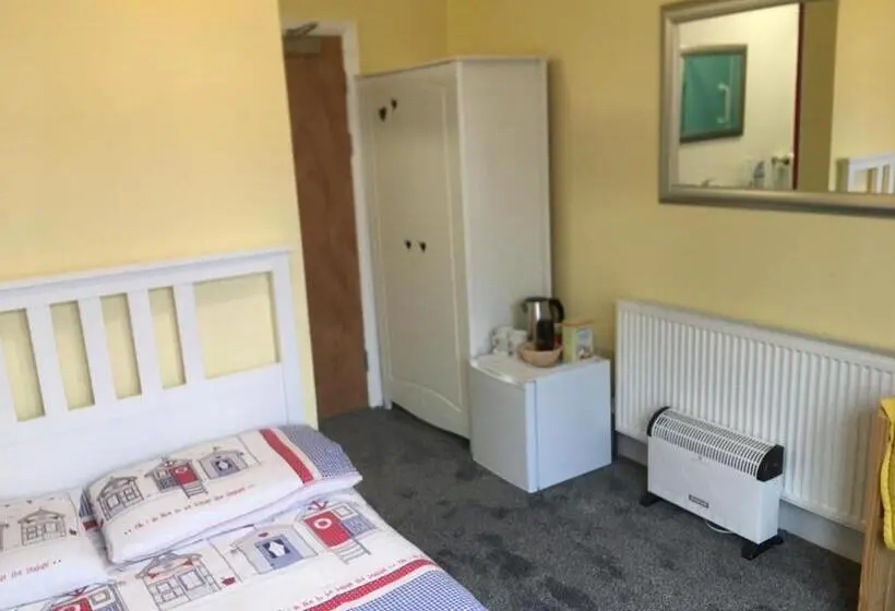 Huoneisto 1 Makuuhuone, Barbie Guest House , On Ground Floor A 2 Bedroom Garden Apartment With Private Car Space , Opposite
