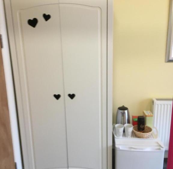 １ベッドルームアパートメント, Barbie House ,opposite The Beach & Pier ,2 Ground Floor Apartments Each With Private Car Space & Gar