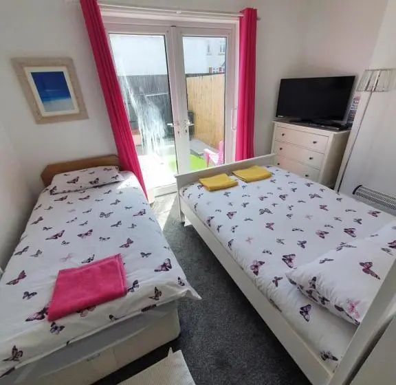 Sviitti 2 Makuuhuonetta, Barbie Guest House , On Ground Floor A 2 Bedroom Garden Apartment With Private Car Space , Opposite
