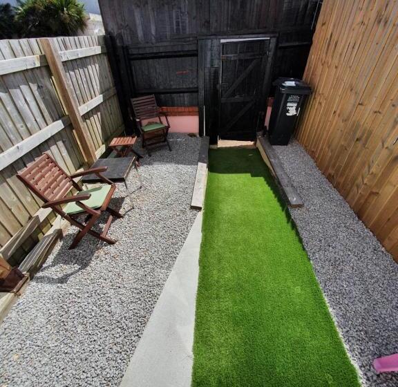 ２ベッドスイートルーム, Barbie House ,opposite The Beach & Pier ,2 Ground Floor Apartments Each With Private Car Space & Gar