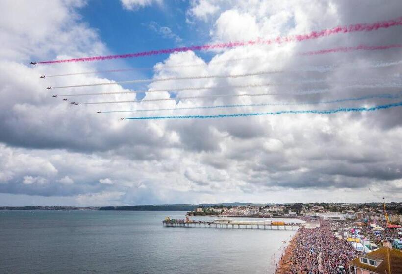 ２ベッドスイートルーム, Barbie House ,opposite The Beach & Pier ,2 Ground Floor Apartments Each With Private Car Space & Gar