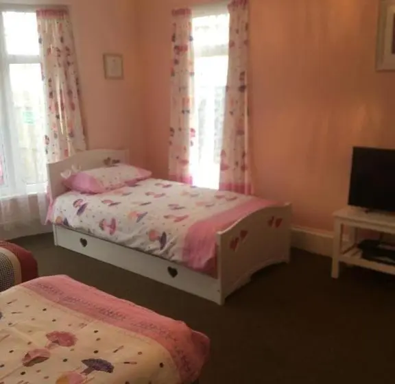 Sviitti 2 Makuuhuonetta, Barbie Guest House , On Ground Floor A 2 Bedroom Garden Apartment With Private Car Space , Opposite
