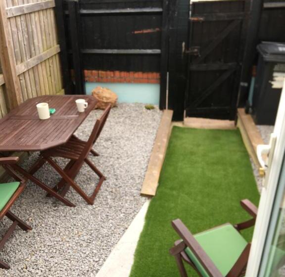 ２ベッドスイートルーム, Barbie House ,opposite The Beach & Pier ,2 Ground Floor Apartments Each With Private Car Space & Gar