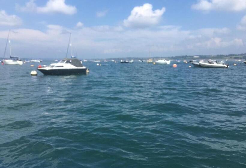 ２ベッドスイートルーム, Barbie House ,opposite The Beach & Pier ,2 Ground Floor Apartments Each With Private Car Space & Gar