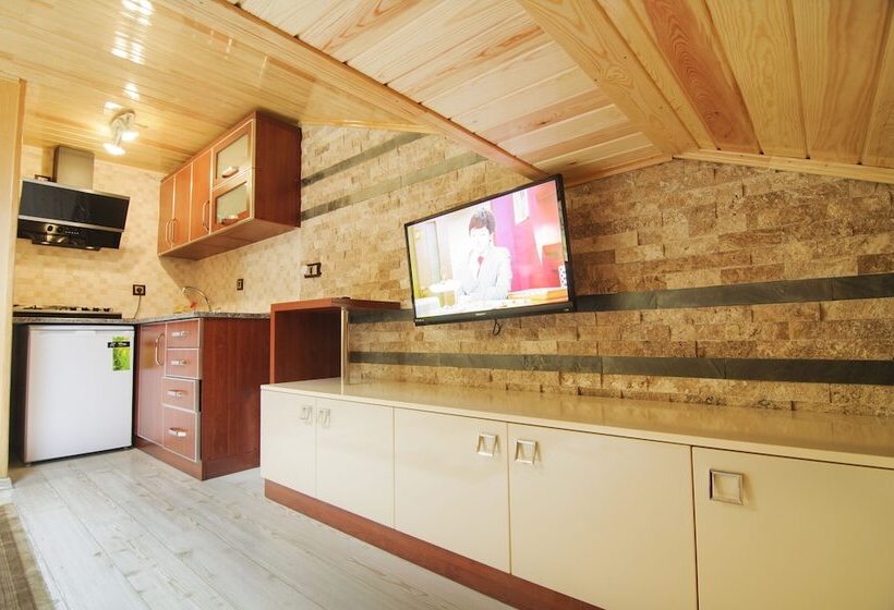 デラックススイート, Ilhan Kardesler Apart