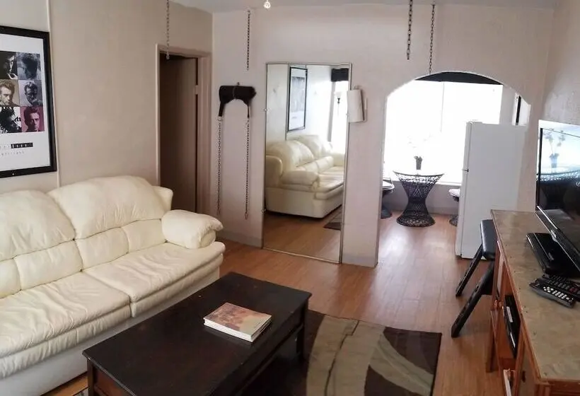 سوییت با چشم‌انداز استخر, Inn Leather Guest House Gay Male Only