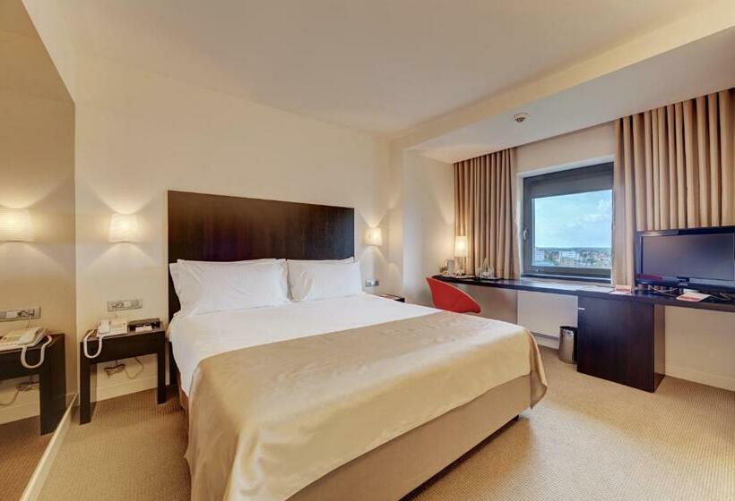 اتاق لوکس با تخت بزرگ, Ramada Plaza By Wyndham Bucharest Convention Center
