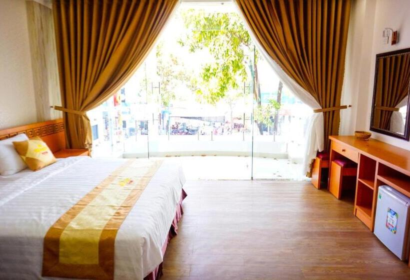 اتاق استاندارد با بالکن, Nữ Hoàng